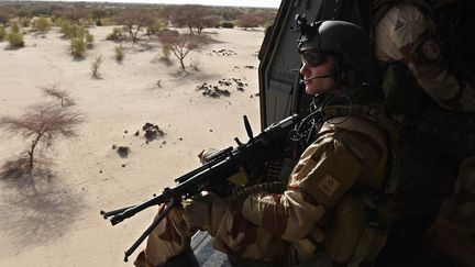 Un soldat fran&ccedil;ais en faction pr&egrave;s de Gao, au Mali, dans le cadre de l'op&eacute;ration Barkhane, le 1er juin 2015.&nbsp; (PHILIPPE DESMAZES / AFP)