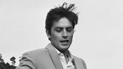 La beauté fascine et ouvre bien des portes, mais Alain Delon n'a cependant jamais cherché à rendre sa beauté aimable ou sympathique. Il savait ce qu'il lui devait mais ne s'en excusait pas. "La beauté, c'est un avantage. Mais il faut savoir s'en servir", disait-il à Cannes en conférence de presse en 1999. (Alain Delon sur le tournage du film "Les Félins" de René Clément, 1963. DALMAS / SIPA)