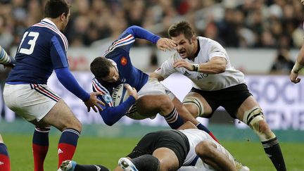 Le Fran&ccedil;ais R&eacute;mi Tal&egrave;s &agrave; la lutte avec le N&eacute;o-Z&eacute;landais Richie McCaw (en blanc), lors du match France-Nouvelle Z&eacute;lande, le 9 novembre 2013 &agrave; Saint-Denis.&nbsp; (CHRISTIAN HARTMANN / REUTERS)