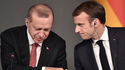 Les présidents Emmanuel Macron et Reccep Tayyip Erdogan lors d'un sommet à Istanbul le 27 octobre 2018. (OZAN KOSE / AFP)