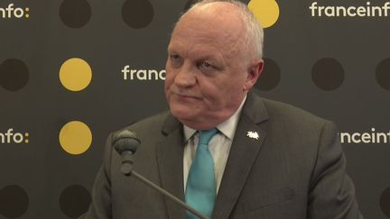 Le président de l'UPR, François Asselineau, lors de la matinée de débats sur les élections européennes organisée par franceinfo à la Maison de la radio, jeudi 23 mai. (FRANCEINFO / RADIO FRANCE)