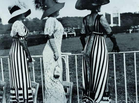 Jacques Henri Lartigue, "Le Jour des Drags aux courses &agrave; Auteuil", Paris, 23 juin 1911. Tirage g&eacute;latino-argentique. (MINISTERE DE LA CULTURE-FRANCE/AAJHL)