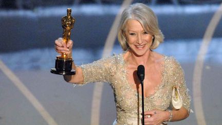  (Helen Mirren recevant son Oscar de la meilleure actrice pour le rôle titre dans "The Queen", 79e cérémonie des Oscars  © Michael Caulfield / Getty Images)