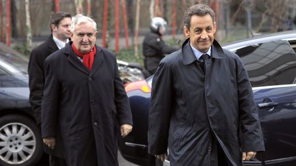 Le s&eacute;nateur Jean-Pierre Raffarin (G)&nbsp;et le pr&eacute;sident de la R&eacute;publique, Nicolas Sarkozy, le 5 janvier 2012, &agrave; Chasseneuil-du-Poitou (Vienne). (PHILIPPE WOJAZER / AFP)