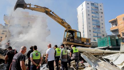 Les agents de la protection civile à l'œuvre pour tenter d'éteindre les incendies dans le centre de Tyr au Liban le 28 octobre 2024 après des frappes israéliennes. (COURTNEY BONNEAU / MIDDLE EAST IMAGES / AFP)