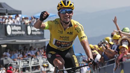 Primoz Roglic savoure à l'arrivée de la 3e et dernière étape du Tour de l'Ain (GUILLAUME HORCAJUELO / EPA)