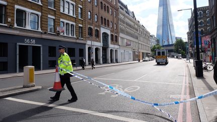 Un policier britannique boucle une artère de Londres (Royaume-Uni) menant au secteur du London Bridge et du Borough Market, le 4 juin 2017, au lendemain de l'attaque terroriste. (JAY SHAW BAKER / NURPHOTO)