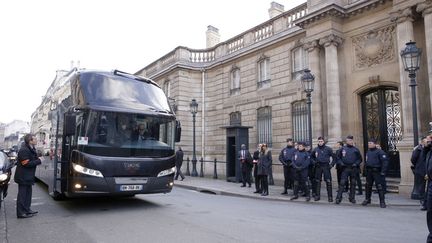 Un bus charg&eacute; de conduire les personnalit&eacute;s politiques &agrave; la marche r&eacute;publicaine stationne devant l'Elys&eacute;e. (YOAN VALAT / AFP)