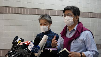 Les dirigeants de CitizenNews Daisy Li (à gauche) et Cris Yeung (à droite), le 3 janvier 2022 à Hong Kong. (BERTHA WANG / AFP)