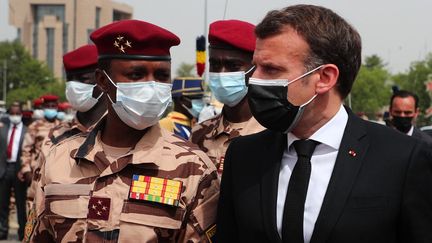 Emmanuel Macron avec&nbsp;Mahamat Idriss Déby, nouvel homme fort du Tchad, le 23 avril 2021 à N'Djamena (Tchad), lors des funérailles d'Idriss Déby. (CHRISTOPHE PETIT TESSON / AFP)