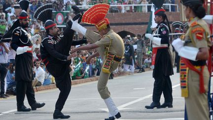 Ballet martial entre militaires indiens et pakistanais