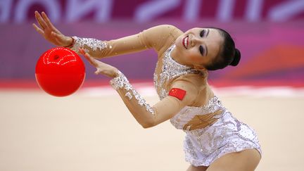 Comme si elle faisait de la magie, la Chinoise&nbsp;Deng Senyue lors des qualifications en GRS au JO de Londres, le 9 ao&ucirc;t 2012.&nbsp; (THOMAS COEX / AFP)