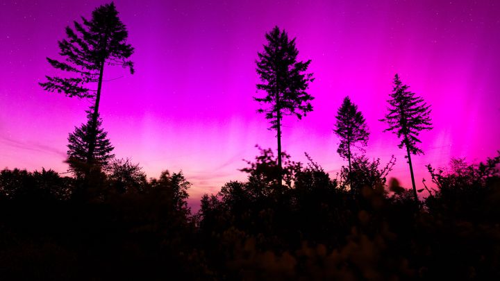 Aurores boréales observées dans la Hesse, dans le centre-ouest de l'Allemagne, le 10 mai 2024. (LANDO HASS/DPA/AFP)