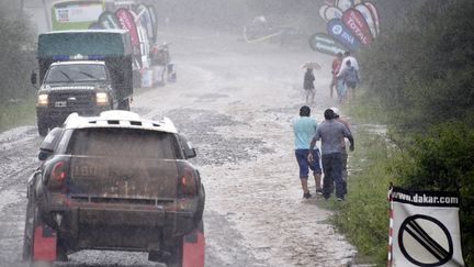 Pendant toute la première semaine, les acteurs de la 38e édition du célèbre Rallye Raid ont fait face à une météo très difficile. (FRANCK FIFE / AFP)