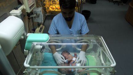 Deux bébés siamois sont nés à l'hôpital Al Shifa à Gaza, le 22 octobre 2017. (MAHMUD HAMS / AFP)