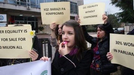 Des femmes protestant devant la commission électorale, à Tirana, le 8 mars 2013. (AFP/GENT SHKULLAKU)