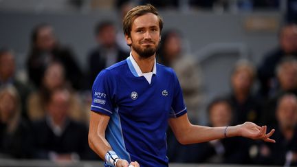 Daniil Medvedev lors de son&nbsp;huitième de finale contre Marin Cilic sur le court Philippe-Chatrier, le 30 mai 2022 à Roland-Garros. (JULIEN DE ROSA / AFP)