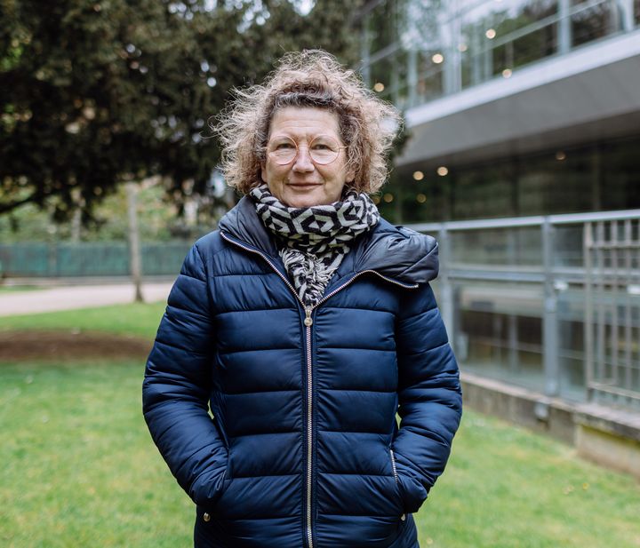 Aline Duclos pose dans un parc de Tours (Indre-et-Loire), le 6 avril 2022. (PIERRE MOREL / FRANCEINFO)