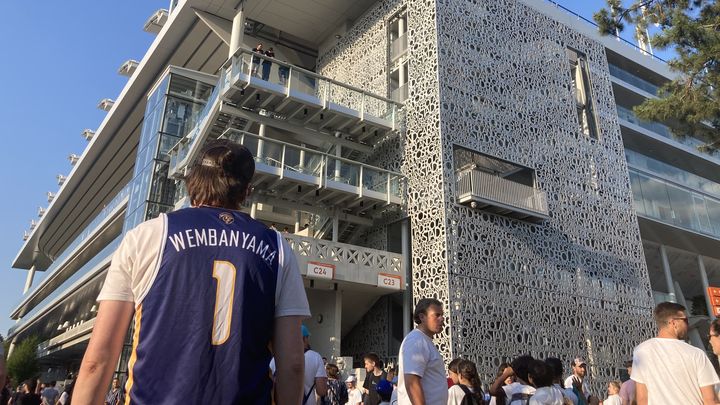 Sur le parvis de Roland-Garros, les maillots à l'effigie de Victor Wembanyama étaient légions, jeudi 15 juin 2023. (Franceinfo: sport)