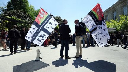 Des membres du mouvement des "Sentinelles" protestent contre la "journ&eacute;e de la jupe" devant le lyc&eacute;e Clemenceau, &agrave; Nantes (Loire-Atlantique), le 16 mai 2014. (JEAN-SEBASTIEN EVRARD / AFP)