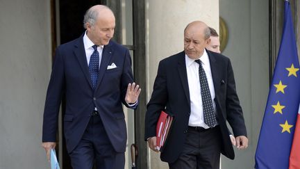 Le ministre des Affaires &eacute;trang&egrave;res, Laurent Fabius, et le ministre de la D&eacute;fense, Jean-Yves le Drian, quittent l'Elys&eacute;e, le 28 ao&ucirc;t 2013. (BERTRAND GUAY / AFP)