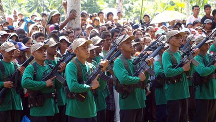 Des communistes rebelles lors de la célébration du 42e anniversaire du Parti communiste des Philippines, le 26 décembre 2010 à Mindanao.  (GEONARRI SOLMERANO / AFP)