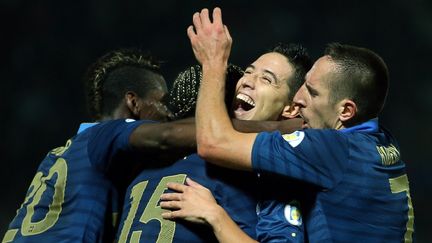 Le milieu de terrain Samir Nasri f&eacute;licit&eacute; par ses coll&egrave;gues apr&egrave;s son but en match de qualifications pour la Coupe du monde 2014, &agrave; Gomel (Bi&eacute;lorussie), le 10 septembre 2013. (FRANCK FIFE / AFP)