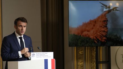 Le président de la République Emmanuel Macron lors de l'annonce d'un nouveau plan de lutte contre les feux de forêt, le 28 octobre 2022, à l'Elysée.&nbsp; (CHRISTOPHE ENA / AFP)