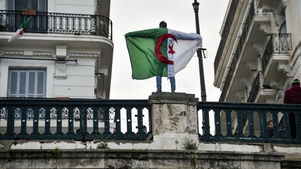 Un manifestant à Alger (Algérie) contre la présidence d'Abdelaziz Bouteflika le 22 mars 2019.&nbsp; (RYAD KRAMDI / AFP)