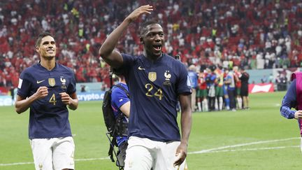 Raphaël Varane et Ibrahima Konaté célèbrent la victoire en demi-finale de la Coupe du monde contre le Maroc au stade Al-Bayt, le 14 décembre 2022. (IAN MACNICOL / COLORSPORT)