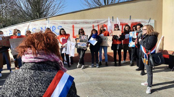 La sénatrice écologiste non-inscrite Esther Benbassa (de dos) lors de la manifestation organisée par la Cimade, le 2 mars 2023. (AGATHE MAHUET / RADIO FRANCE)