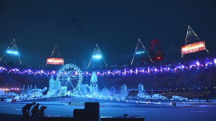 Plus de pistes ni d'athl&egrave;tes, c'est un Londres miniature, avec Big Ben et le London Eye, qui occupe ce dimanche soir le stade olympique. (ODD ANDERSEN / AFP)