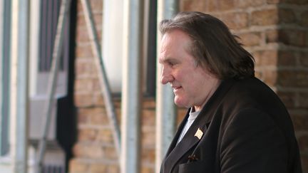 G&eacute;rard Depardieu&nbsp;quittant son h&ocirc;tel de&nbsp;New York (Etats-Unis), le 5 avril 2013. (MEHDI TAAMALLAH / AFP)