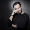 Le comédien-scénariste-réalisteur (entre autres) Alexandre Astier pose lors d'une séance photo lors du Festival d'Angoulême (Charente), le 28 janvier 2018. (JOEL SAGET / AFP)