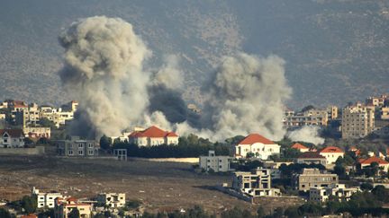 Un panache de fumée se déverse après une frappe aérienne israélienne sur le village de Khiam, au sud du Liban, près de la frontière avec Israël, le 7 octobre 2024. (- / AFP)