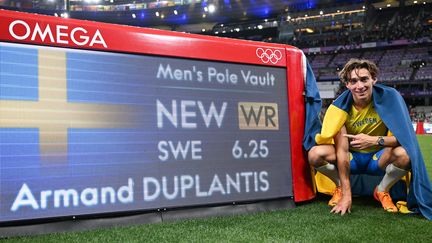 Arnaud Duplantis a porté le record du monde de saut à la perche à 6,25 m, lundi 5 août 2024. (KIRILL KUDRYAVTSEV / AFP)