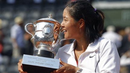 Li Na soulève la coupe Suzanne Lenglen