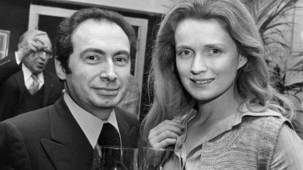 Le réalisateur français Jean-Charles Tacchella et l'actrice française Marie-Christine Barrault posent le 8 janvier 1976 après que leur film "Cousin, Cousine" a reçu le Prix Louis Deluc à Paris. (- / AFP)