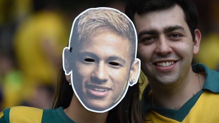 Les supporters rendent ainsi hommage &agrave; l'attaquant-star, forfait pour la fin du Mondial &agrave; la suite d'une fracture de vert&egrave;bre lors du quart de finale entre le Br&eacute;sil et la Colombie. (CHRISTOPHE SIMON / AFP)