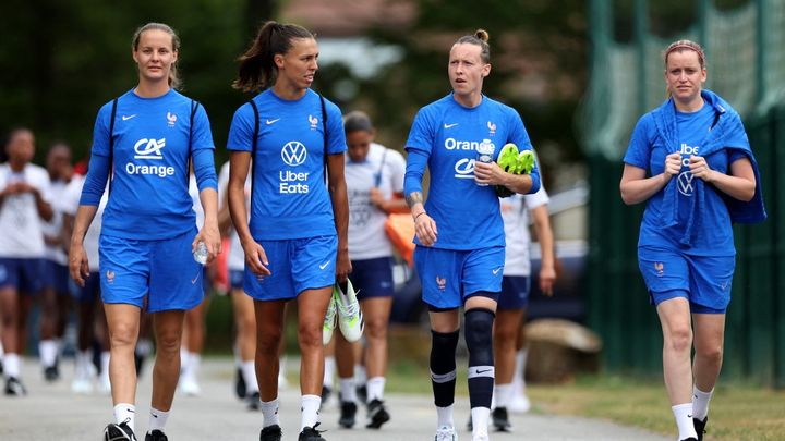 Les quatre gardiennes des Bleues, Mylène Chavas - écartée depuis -, Constance Picaud, Pauline Peyraud-Magnin et Solène Durand durant la préparation du Mondial, le 21 juin 2023. (FRANCK FIFE / AFP)