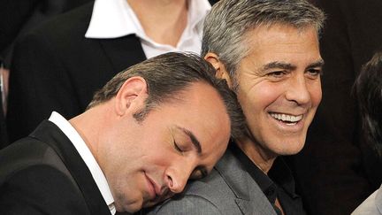 Jean "comme-un-poisson-dans-l'eau-&agrave;-Hollywood"&nbsp;Dujardin n'a pas encore son Oscar qu'il fait d&eacute;j&agrave; des calinous &agrave; George Clooney... Too much? Vous avez dit Too much? (CHRIS PIZZELLO / AP / SIPA)