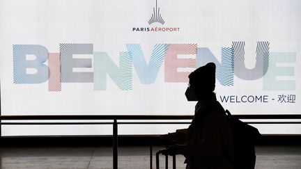 Un passager venant de Chine, à l'aéroport Charles-de-Gaulle, le 26 janvier 2020. (ALAIN JOCARD / AFP)