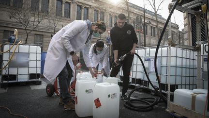 La pharmacie Delpech avait mis en place une chaîne de production de gelhydroalcoolique dans la rue, à Paris, le 27 mars 2020.&nbsp; (PHILIPPE DE POULPIQUET / MAXPPP)