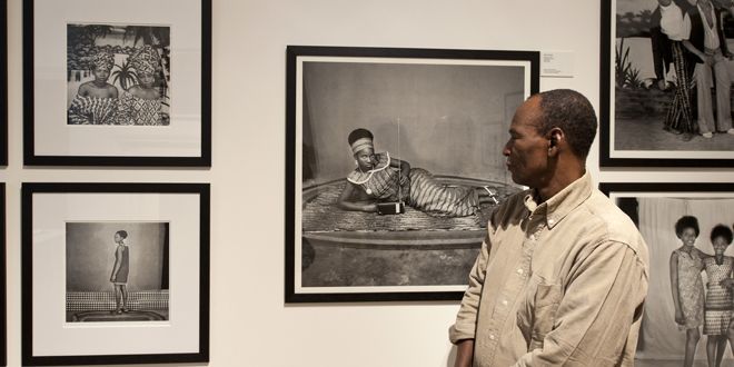 Un visiteur devant les photos d'Adama Kouyate
 (Will Oliver/AFP)