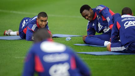 Dimitri Payet et Steve Mandanda vont-ils évoluer à nouveau ensemble en club ? (ici en 2010 avec l'équipe de France) (FRANCK FIFE / AFP)