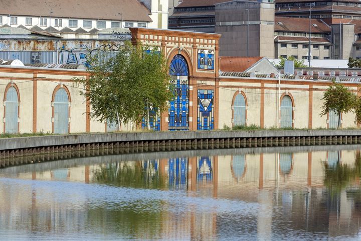 Bord du canal de Nancy entre la Marne et le Rhin et façade de l'ancienne usine Alstom. (ESCUDERO PATRICK / HEMIS.FR / AFP)