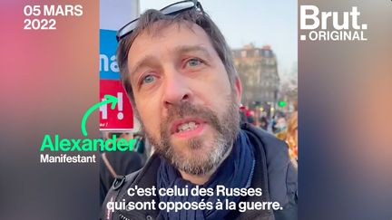 Alexander est français d'origine russe et était présent à la manifestation organisée en soutien à l'Ukraine qui se déroulait à Paris ce samedi. Il est venu avec un drapeau russe. Explications.