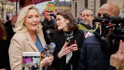 Marine Le Pen était ce samedi 14 janvier en déambulation dans le marché de Fismes dans la Marne.&nbsp; (AURELIEN LAUDY PHOTOGRAPHE JOURNAL L'UNION-L'ARDENNAIS / MAXPPP)