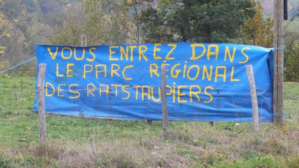 Les agriculteurs ont installé des banderoles au bord des routes du Cantal pour dénoncer la pullulation des rats taupiers. (COLLECTIF CONTRE LES RATS TAUPIERS)