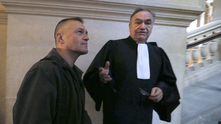 L'ancien adjudant-chef Guy Raugel (&agrave; g.) arrive &agrave; la cour d'assises de Paris en compagnie de son avocat, le 27 novembre 2012. (KENZO TRIBOUILLARD / AFP)